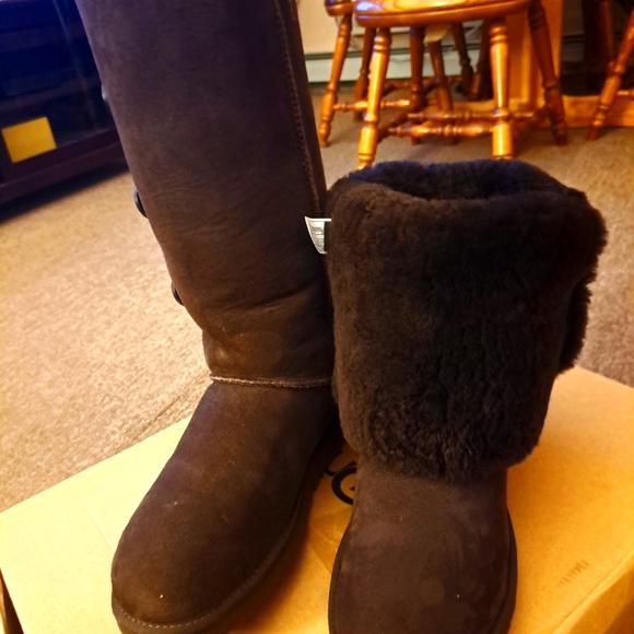 WOMEN'S UGG AUSTRALIA CHOCOLATE BROWN TRIPLE BAILEY BUTTONS SIZE 11 - Picture 4 of 8